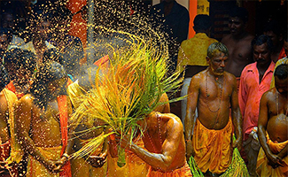  Kerala: Manjal Kuli in Thrissur